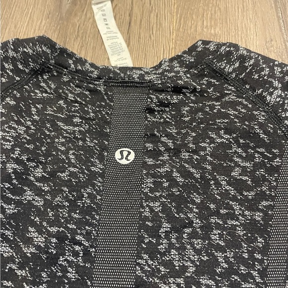Lululemon size 8 rare black design never worn - Picture 2 of 4